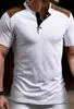 Nova Camisa Henley Popular Casual Respirável Botões Gola Alta Combinação de Cores Manga Curta Top Camiseta Masculina