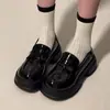 Populares zapatos de cuero para mujer con suela gruesa, punta redonda, color retro versátil, nuevo otoño 2026 estilo francés tacón grueso mocasines estilo británico
