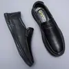 Sapatos Masculinos de Couro 2024 Primavera Novo Couro Macio Casual Versátil Slip-on Sapatos Preguiçosos Leves Preto Sapatos de Pai