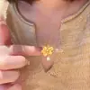 Colar Flor Dourada Diamante Cintilante Flor de Lírio Escovada Modelo Novo 2026 Luxo Leve Design de Nicho Exquisito Corrente para Clavícula Personalização