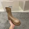 Botas Chelsea de Sola Grossa para Mulheres 2026 Nova Moda Outono e Inverno Forradas com Lã Estilo Britânico Botas de Cano Médio Slim Cor de Chá Leite Botas Curtas