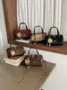 Bolso Boston Vintage con Estampado de Leopardo para Mujer, Bolso Cruzado de Hombro Patchwork Marrón Oscuro, Nuevo Modelo 2026 con Colgante de Flor 3D de Moda