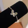 Pulsera de flor de la suerte de circón súper brillante europea y americana, nicho de lujo ligero de alta gama, accesorio de mano versátil y elegante para mujer