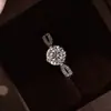 Anillo de Plata de Ley S925 con Moissanita de Un Quilate Moda Temperamento Anillo de Dedo Completamente Pavimentado Anillo Clásico de Cuatro Garras Propuesta Compromiso Joyería de Mano