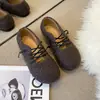 Zapatos casuales de gamuza estilo francés con tiras cruzadas para mujer, nuevo modelo otoño 2026, punta redonda, antideslizantes, cómodos, zapatos de un solo color de corte bajo