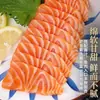 Plato de ventresca de pescado, sashimi fresco noruego recién cortado, sección media de salmón importado, mariscos listos para comer, láminas de pescado crudo refrigeradas