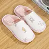 Zapatos de confinamiento al por mayor primavera y verano algodón transpirable zapatos para mujeres embarazadas suela gruesa talla grande antideslizantes talón de bolsa otoño e invierno posparto zapatos de algodón para interiores