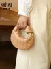 Novo design de nicho, bolsa tecida à mão, versátil e estilosa, com alça de nó, exalando um toque de luxo e apresentando um design quadrado, em formato de mini dumpling.