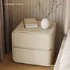 Mesa de cabeceira estilo creme, pequena, luxuosa, de couro, madeira maciça, alta qualidade, instalação sem sensor, armário de cabeceira, armário de armazenamento minimalista