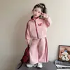 Conjunto Color Block Listrado Outono para Meninas 2026 Nova Moda Campus Esportivo Duas Peças Roupa Infantil Tendência