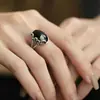 Anillo de Rosa Negra Versátil de Alta Gama para Mujer, Diseño Vintage de Lujo Ligero, Anillo Abierto para Dedo