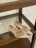 Novos Sapatos Pretos de Salto Alto com Bico Fino para Outono e Inverno de 2025, Estilo Sexy Maduro, Saltos Finos, Sapatos Peludos, Sapatos de Salto Baixo