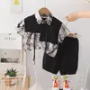 Traje de Verão com Manga Curta para Meninos Novo de Verão Infantil Confortável Moda Costura Tingimento com Tinta Traje de Manga Curta Tendência