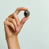 Anillo de Lujo Ligero de Gama Alta Estilo Aristocrático Bohemio Joyería Textura de Obsidiana Incrustado de Circonita de Cristal Rodeado de Diamantes Pequeños