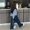 Traje de estilo occidental de estilo coreano para niñas 2025 para niños medianos y grandes, camisa a rayas, pantalones vaqueros rectos de pierna ancha de imitación de dos piezas, conjunto de tres piezas