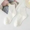 Calcetines deportivos grises blancos y negros otoño e invierno color liso tubo alto ocio calcetines de hombre tienda en línea puesto cuatro estaciones running cantidad al por mayor