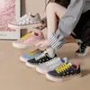 Tênis casual feminino, design de nicho, sola grossa, color block, estilo esportivo, adequado para estudantes, versátil, aumenta a altura, nova coleção outono 2026