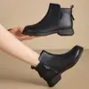 Novas botas de inverno 2026 para mulheres, sapatos planos de couro com forro de lã para aquecimento, bico fino, couro macio, sola macia, sapatos tipo "mãe" para mulheres