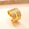 Anillo Nuevo de Acero Inoxidable Transfronterizo para Mujer de Lujo Ligero Anillo de Gama Alta Anillo de Titanio de Acero Ancho Hueco de Presión de Aceite Anillo de Apilamiento Fábrica
