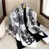 Lenço Fashion Simples Estilo Chanel 90cm Lenço Quadrado Grande com Letras Lenço de Seda Sarja Novo Xale Versátil para Mulheres