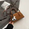 Bolso Boston de Alta Gama para Viajes Cotidianos, Bolso de Hombro Cruzado de Moda para Mujer, Nuevo Bolso de Mano Retro de Nicho Otoño e Invierno 2025