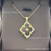 Artesanía Cepillada Estilo Francés Vintage Estilo de Corte Colgante de Trébol de Cuatro Hojas Perla Blanca Red de Huecos Collar de Ágata Roja para Mujer