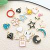 Venta al por mayor del fabricante Joyería de aleación geométrica con forma de flor hueca redonda con goteo de aceite, accesorios para pendientes con banda de goma, colgante, versión coreana