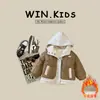 Jaqueta de Fleece com Capuz Infantil para Meninos 2025 Inverno Novo Estilo Coreano Bloqueio de Cores Tendência Casaco de Algodão Uniforme Escolar para Crianças Pequenas