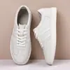 Novo modelo de tênis de treino alemão feito de couro bovino de flor integral, tênis respiráveis de couro genuíno para homens, sapatos versáteis da moda, sapatos brancos casuais para homens