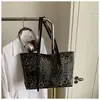 Bolso de mano con estampado de leopardo, gran capacidad, nuevo bolso de hombro casual Otoño/Invierno 2025, bolso tote de moda para el trabajo y los desplazamientos