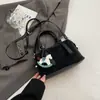 Bolso Boston de Alta Gama para Viajes Cotidianos, Bolso de Hombro Cruzado de Moda para Mujer, Nuevo Bolso de Mano Retro de Nicho Otoño e Invierno 2025