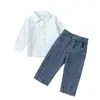 Conjunto sencillo de dos piezas para niña: Camisa blanca de un solo color, con cuello y manga larga, y pantalones de mezclilla, adecuada para primavera y otoño, estilo casual para niños pequeños.