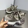 Sapatos Brancos Femininos Versáteis com Solado Grosso e Aumento Interno de Altura Coleção Primavera/Outono 2025 Novos Sapatos de Pai Fashionáveis e Confortáveis Calçados Casuais Esportivos de Couro