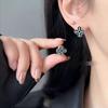 Aretes de Flor de Cuatro Hojas de Lujo Ligero y a la Moda Diseño Nicho Versátiles Aretes de Alta Gama 2024 Nuevos Aretes Explosivos Hebilla para la Oreja