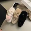Sapatos felpudos brancos de pelúcia para mulheres, calçados de inverno para uso externo, novo modelo 2026, mocassins slip-on com laço, sapatos de algodão felpudo