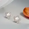 Joyería de Plata al por Mayor Nafuge Incrustada con Perlas de Agua Dulce Naturales Pendientes de Plata de Ley 925 Pendientes Pequeños de Flor de Plata Simples y Elegantes