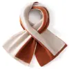 Cachecol de tricô de cashmere bicolor estilo coreano, unissex, com design cruzado e detalhes perfurados, proporcionando calor e proteção para o pescoço, e é um acessório versátil