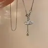 2024 Novo Estilo Pérola Saturno Pingente Colar Advanced Sense Pull-out Ajustável Outono e Inverno Titânio Aço Lã Corrente Acessórios para Mulheres