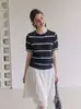 Diseño estilo francés, top corto de punto a rayas de seda helada para mujer, camiseta de manga corta regular para verano para mujeres petite