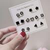 Pendientes de Plástico No Alérgicos Estudiante Mujeres Simples Negros Pequeños Temperamento Flor de Cuatro Hojas Hierba Agujeros de Oreja Pendientes Venta al por Mayor