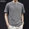 Camiseta de Tricô Masculina Manga Curta Gola Henley Jacquard Listrado Vertical Textura de Madeira Verão 2026 Nova Versátil Elástica Confortável