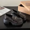 Sapatos Femininos Pequenos de Couro Estilo Britânico 2026 Novo Outono/Inverno Versátil Slip-on Salto Bloco Sapatos JK de Bico Redondo Loafers de Solado Grosso