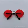 Venta al por mayor de gafas para mascotas para perros y gatos, gafas de sol pequeñas creativas y de moda, muñecos de algodón de juguete, gafas de sol para fotos