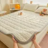 Nuevo protector de colchón cálido de felpa burbuja de grado A para bebés e infantes 2026, engrosado para mayor calidez, adecuado para uso en invierno, suave y cómodo para la ropa de cama del hogar.