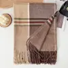 Bufanda chal cálida y resistente al frío de nuevo diseño a cuadros estilo coreano para otoño e invierno, versátil para ir al trabajo, bufanda de flecos de cachemira sintética para parejas