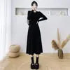 Combínalo con un vestido de punto ajustado para un look elegante y estilizado en otoño e invierno.. Este nuevo vestido suéter de longitud media es perfecto como capa interior debajo de un abrigo