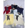 Camisa base de tricô vermelha ombro a ombro de manga longa para mulheres, estilo francês outono e inverno, top curto com cadarço e laço