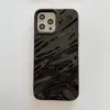 Funda Brillante de Concha Ondulada Plegada Adecuada para Teléfono Móvil Apple 18Pro 17/16 Amigable con la Piel 13/14 Brillante Pulverizada con Aceite Patrón de Agua
