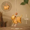 Pingente de madeira esculpida de um gato sem rosto e arrogante feito de cipreste chinês, chaveiro pequeno de artesanato em madeira, pingente trançado, acessório decorativo para bolsa