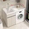Gabinete de lavandería para balcón de aluminio tipo panal con lavadora integrada, incluyendo una tabla de lavar y un fregadero de piedra de cuarzo artificial con una barrera de agua